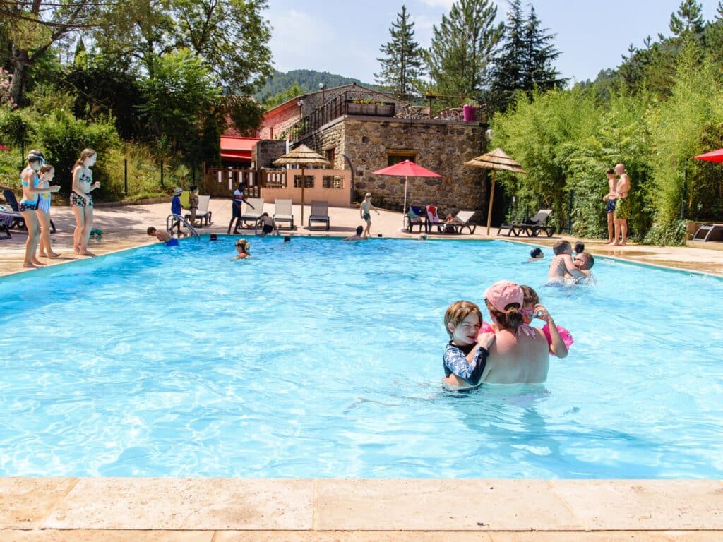 flower camping mas de champel piscine vacanciers